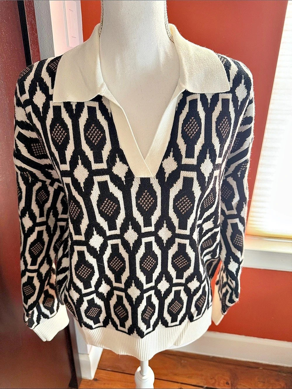 Tahari Geometric Sweater in Black & White Size Large Like New